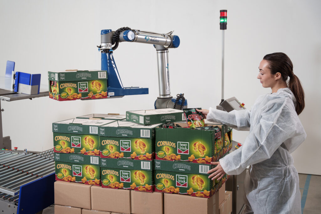 operator working with cobot