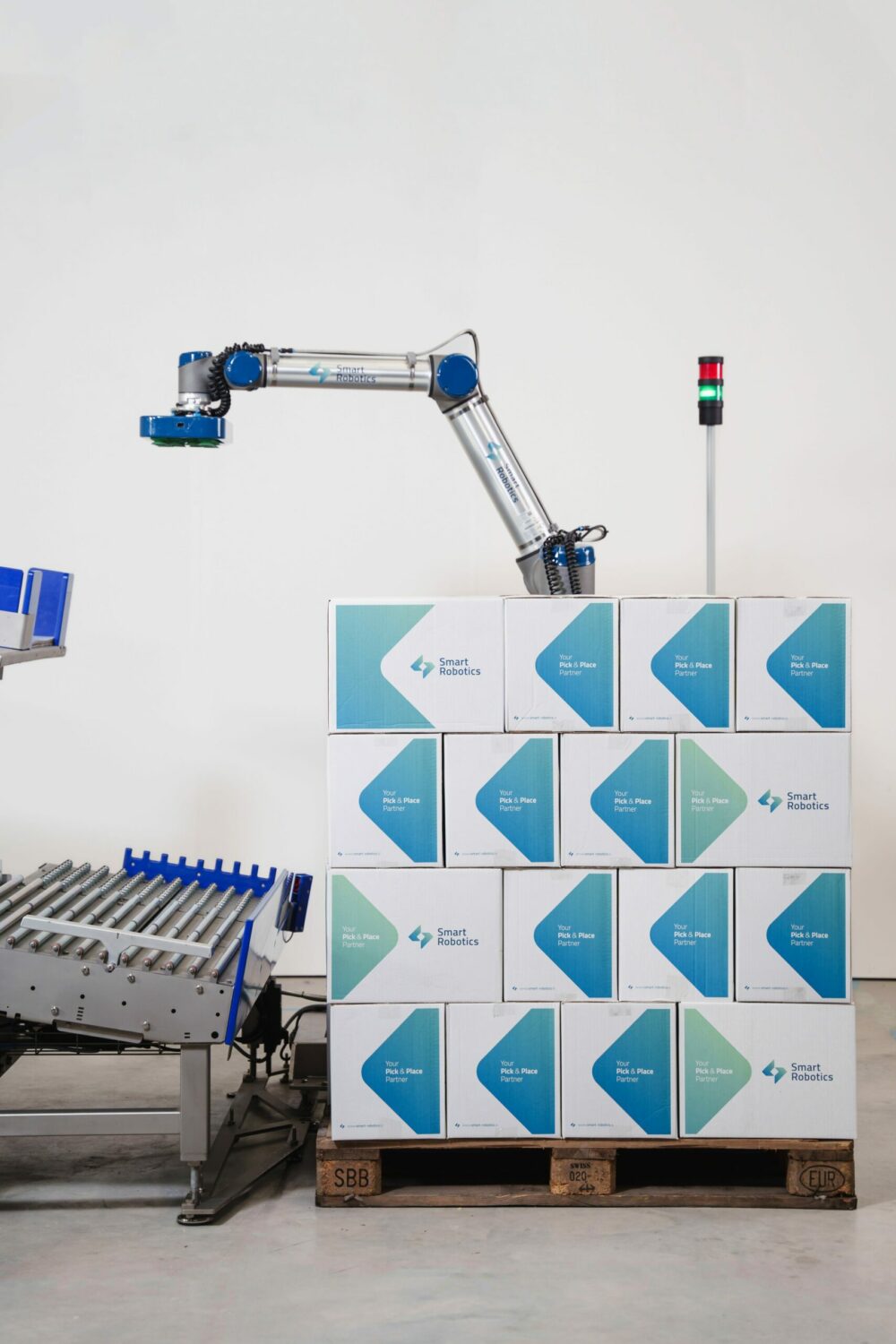 Pick & place robot at automated AutoStore port